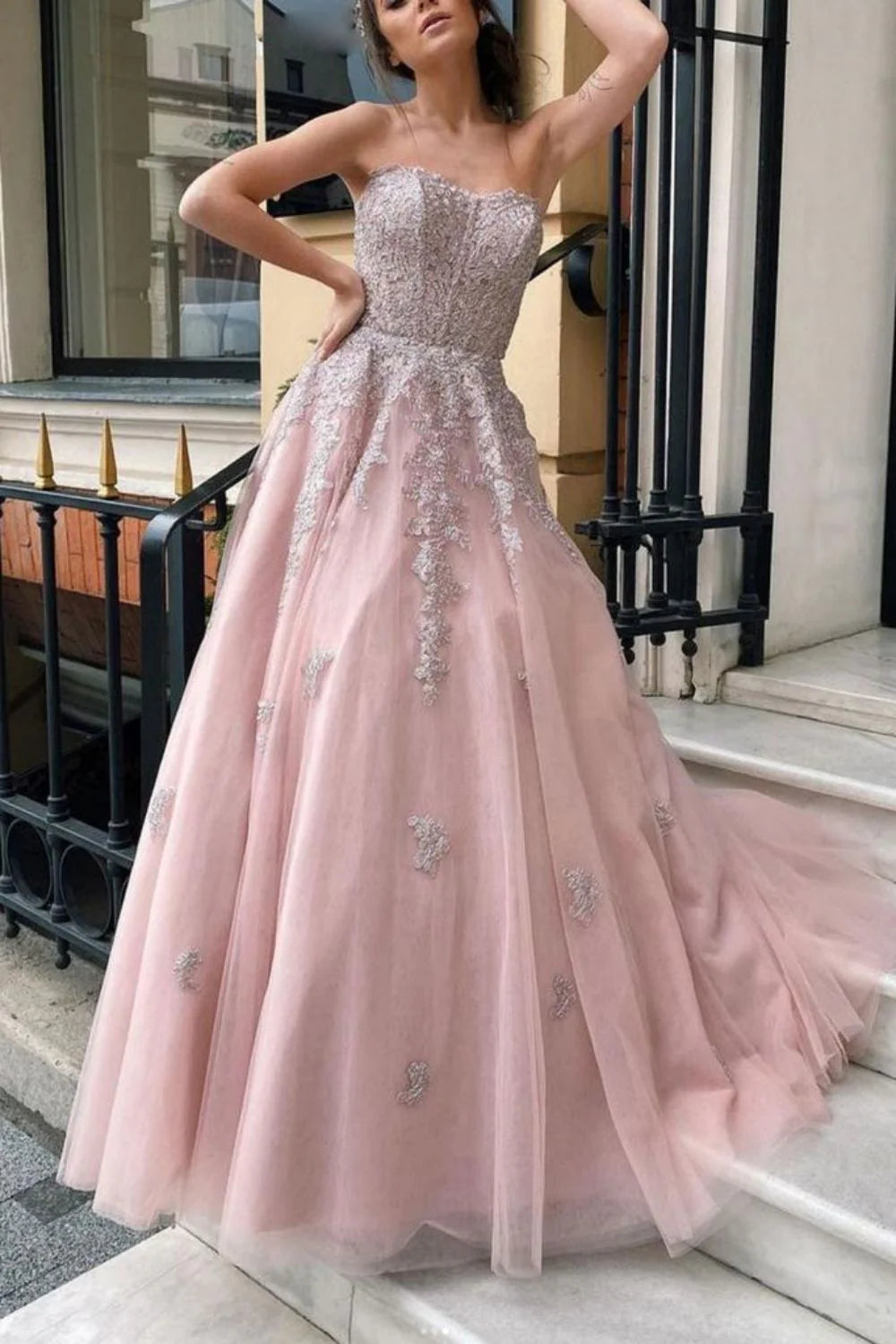 Hermoso vestido de fiesta largo rosa con escote en forma de A y apliques